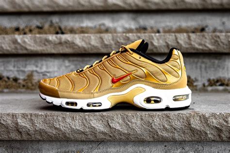 nike air max plus schwarz gold herren|nike air max metallic gold.